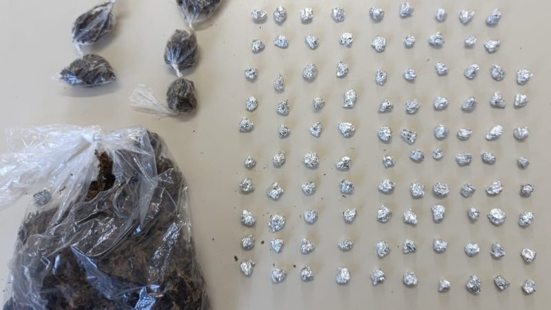 Polícia prende dois suspeitos e apreende 98 pedras de crack em Serrinha