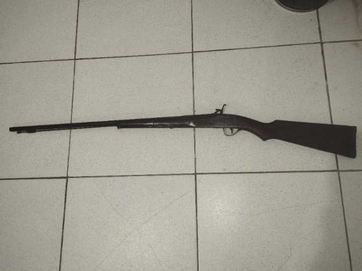 Adolescente denuncia pai após discussão e PM apreende arma em Barrocas