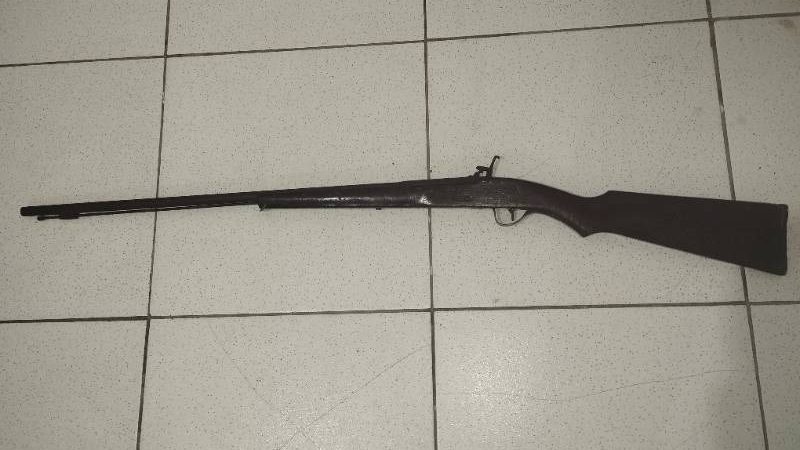 Adolescente denuncia pai após discussão e PM apreende arma em Barrocas