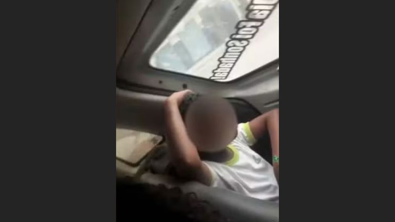Crianças são flagradas em porta-malas de carro a caminho de escola no interior da Bahia
