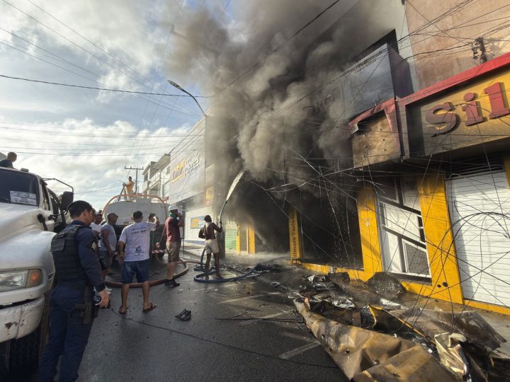Loja da rede Silmara é atingida por incêndio no centro de Santaluz