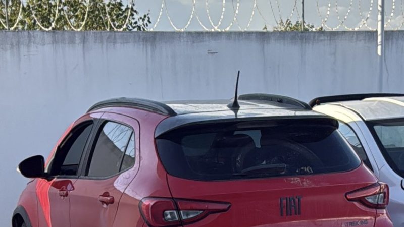 Carro com placa adulterada e registro de furto ou roubo é apreendido pela Polícia Militar em Santaluz