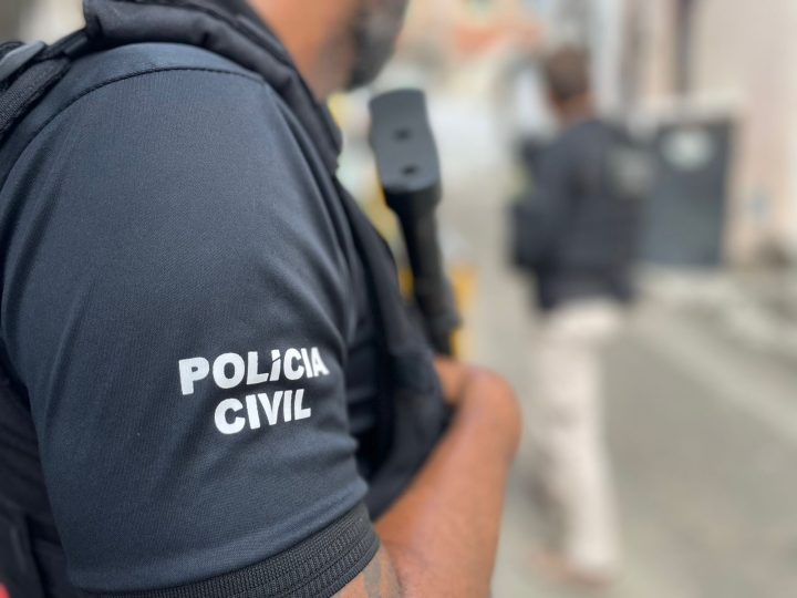 Suspeito de homicídio é preso em flagrante com arma e drogas em Araci