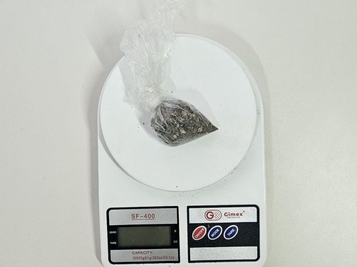 PM apreende droga e balança de precisão após fuga de suspeito no bairro JK , em Santaluz