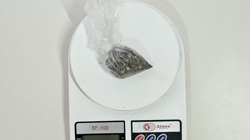 PM apreende droga e balança de precisão após fuga de suspeito no bairro JK , em Santaluz