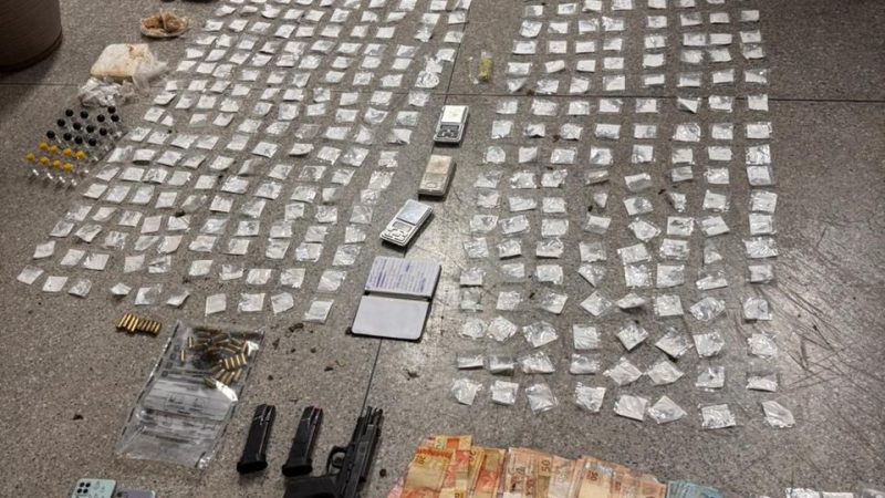 Trio é preso por tráfico e posse de arma em Queimadas; um deles tinha mandado por homicídio em Santaluz