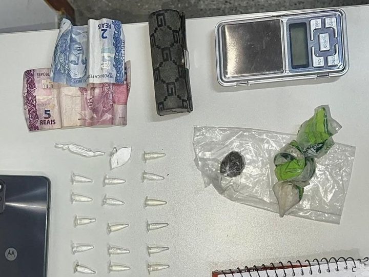 PM prende dupla suspeita de tráfico de drogas no centro de Araci