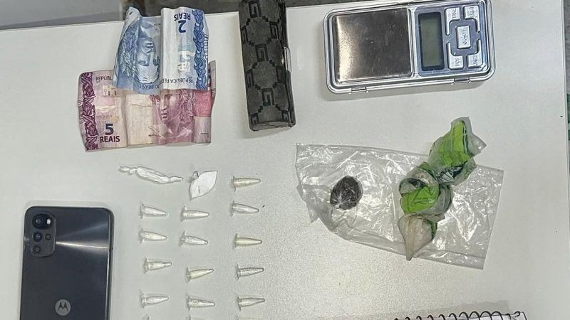 PM prende dupla suspeita de tráfico de drogas no centro de Araci