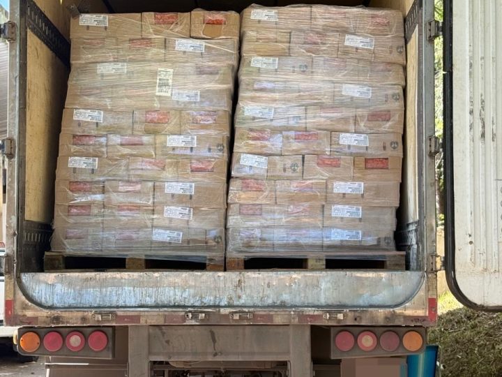 Caminhão com 25 toneladas de salsicha vencida é apreendido  na Bahia