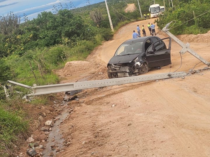 Mulher fica ferida após carro bater em poste na zona rural de Santaluz