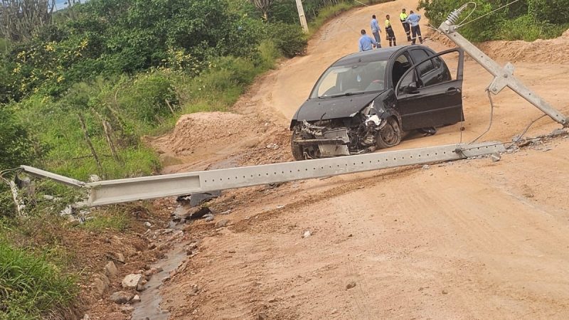 Mulher fica ferida após carro bater em poste na zona rural de Santaluz